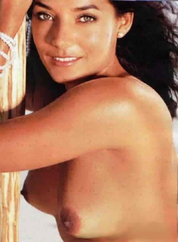 246 Revista Playboy  2001 07 Monica Carvalho 13