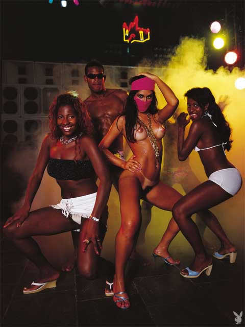 248 Revista Playboy  2001 04 Proibida do Funk 17