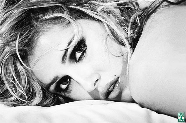 253 Revista Playboy  2002 08 Deborah Secco 06