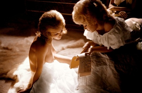 Coleção de fotos espontâneas de uma festa em casa de Playmate nos anos 60