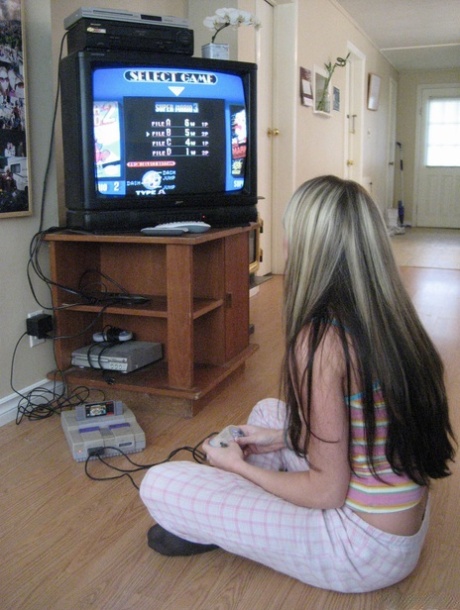 mulher brincando com super nintendo