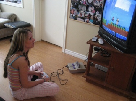 mulher brincando com super nintendo