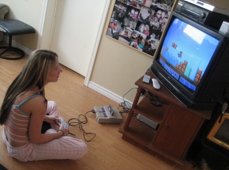 mulher brincando com super nintendo