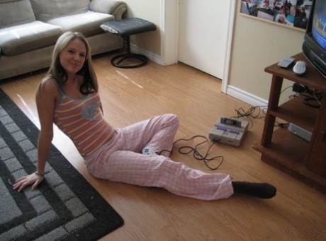 mulher brincando com super nintendo
