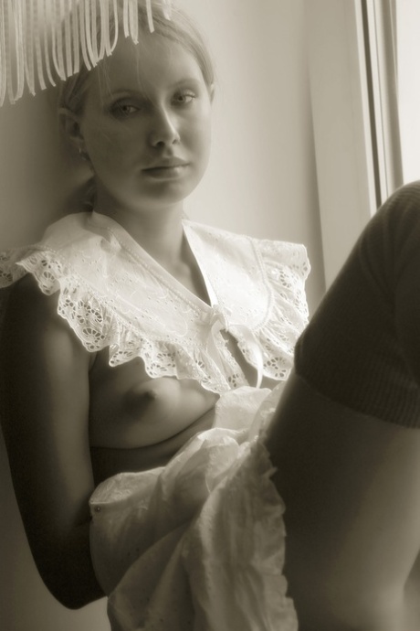 Mulher linda mostra faz ensaio fotográfico perto da janela, Met Art