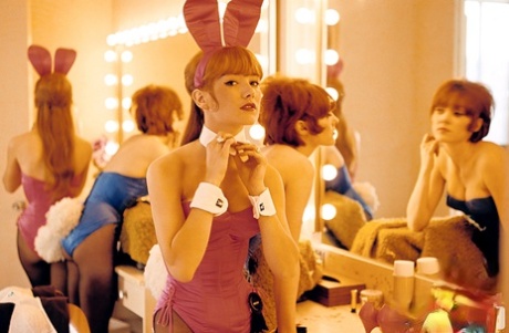 Adoráveis playboy coelhinhas dos anos 60 posando e provocando com seus busto