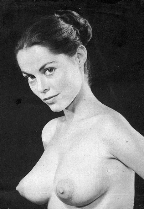 Atriz vintage com busto volumoso e bonitos posa linda e com meia-calça quente