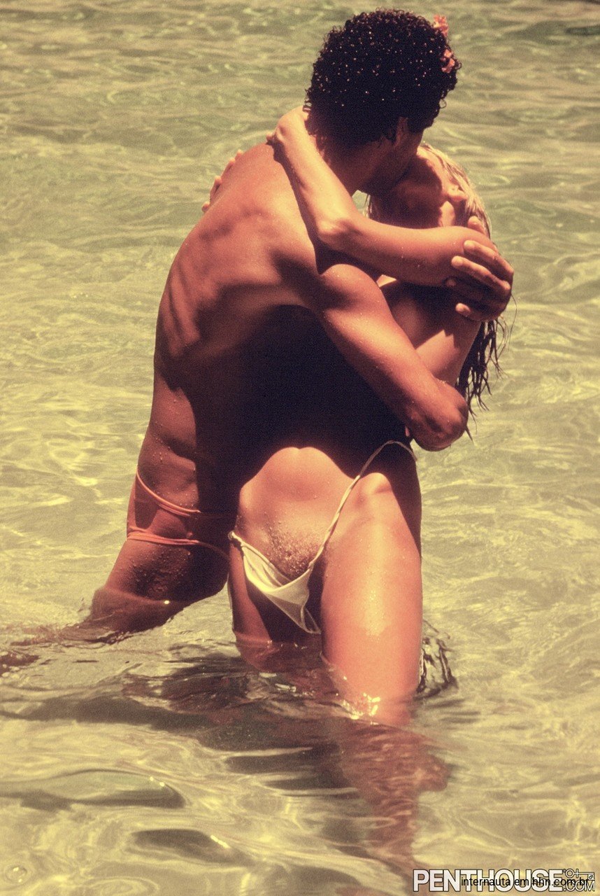 077 Teri Christiansen, abraço na água